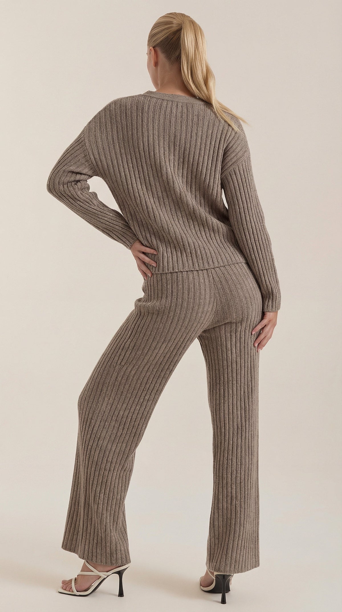 Conjunto de Punto Canalé Matilda | Escote en V y Pantalón Ancho