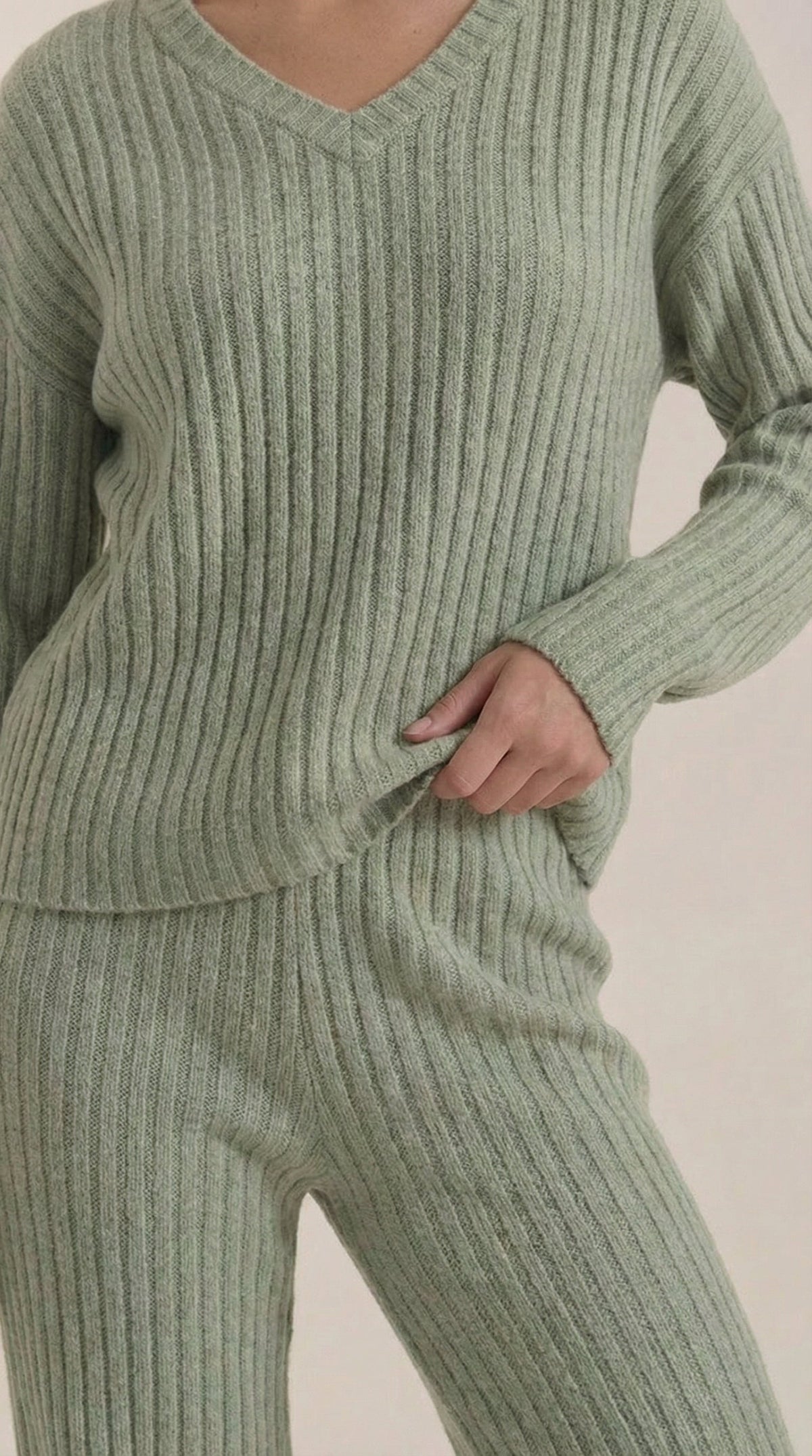 Conjunto de Punto Canalé Matilda | Escote en V y Pantalón Ancho