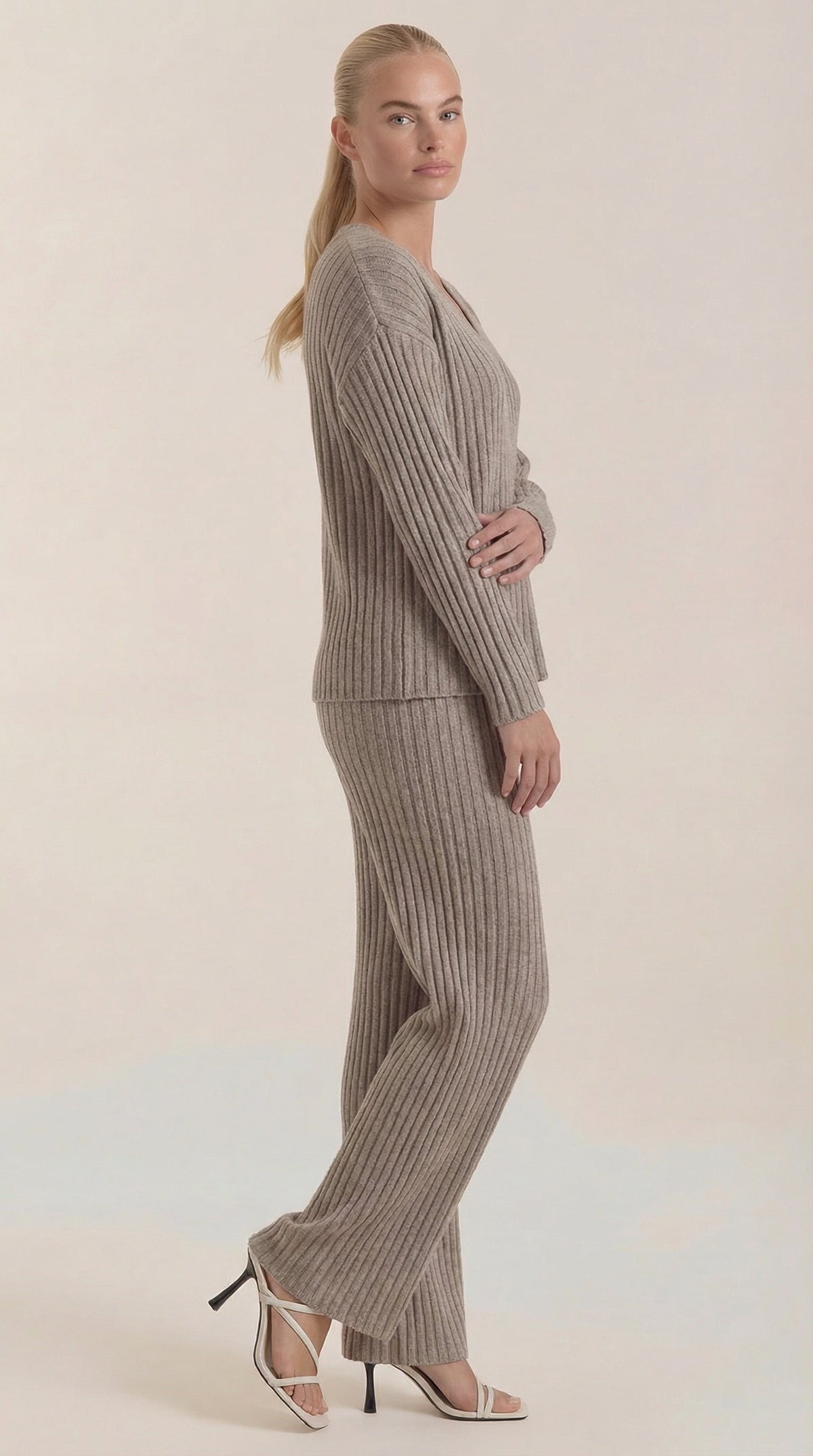 Conjunto de Punto Canalé Matilda | Escote en V y Pantalón Ancho
