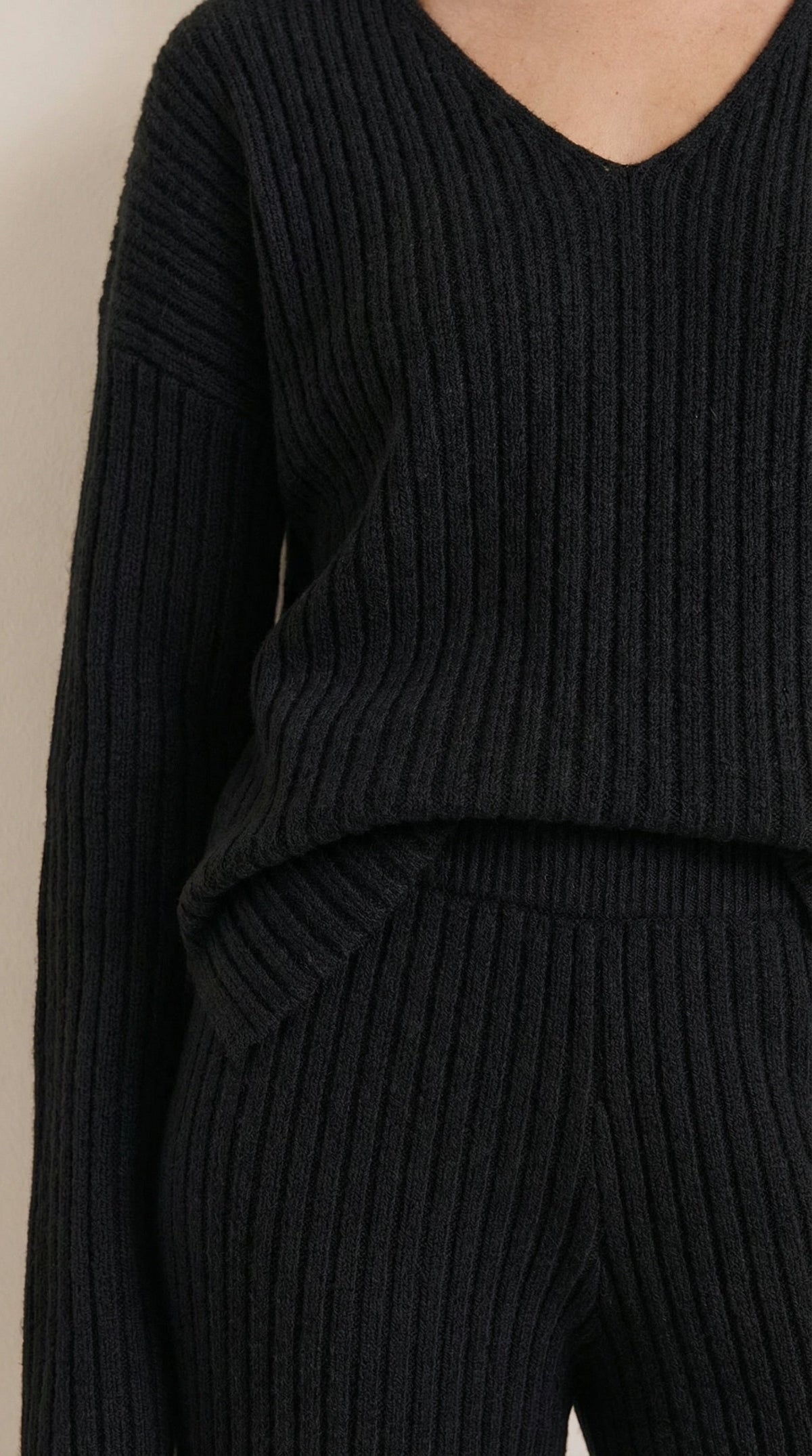 Conjunto de Punto Canalé Matilda | Escote en V y Pantalón Ancho