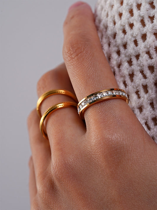Anillo Fino con Circonitas | Brillo Delicado para Cada Día